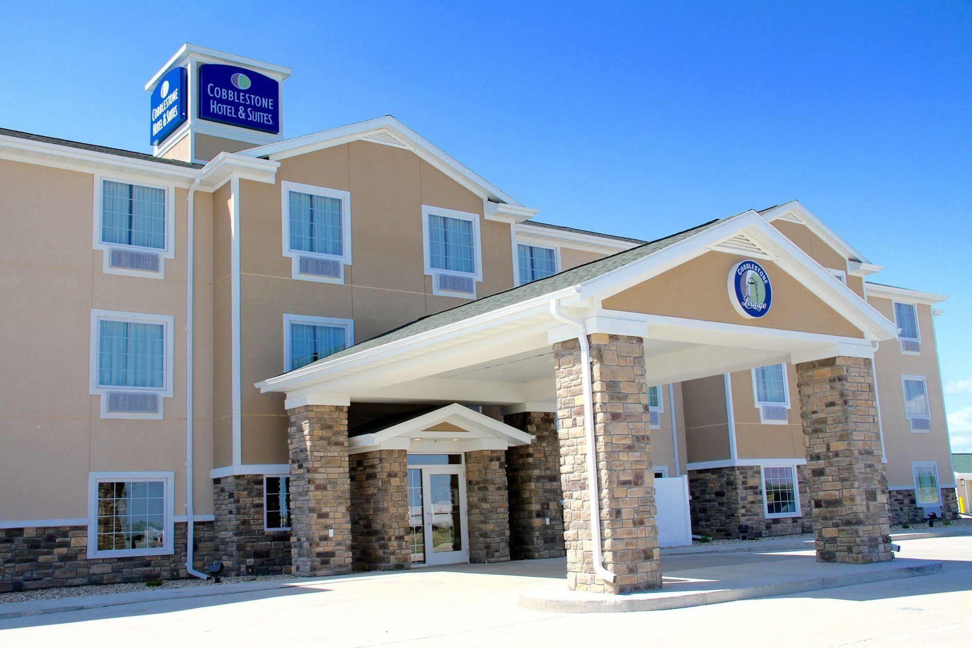 Cobblestone Hotel & Suites - Devils Lake Exterior foto