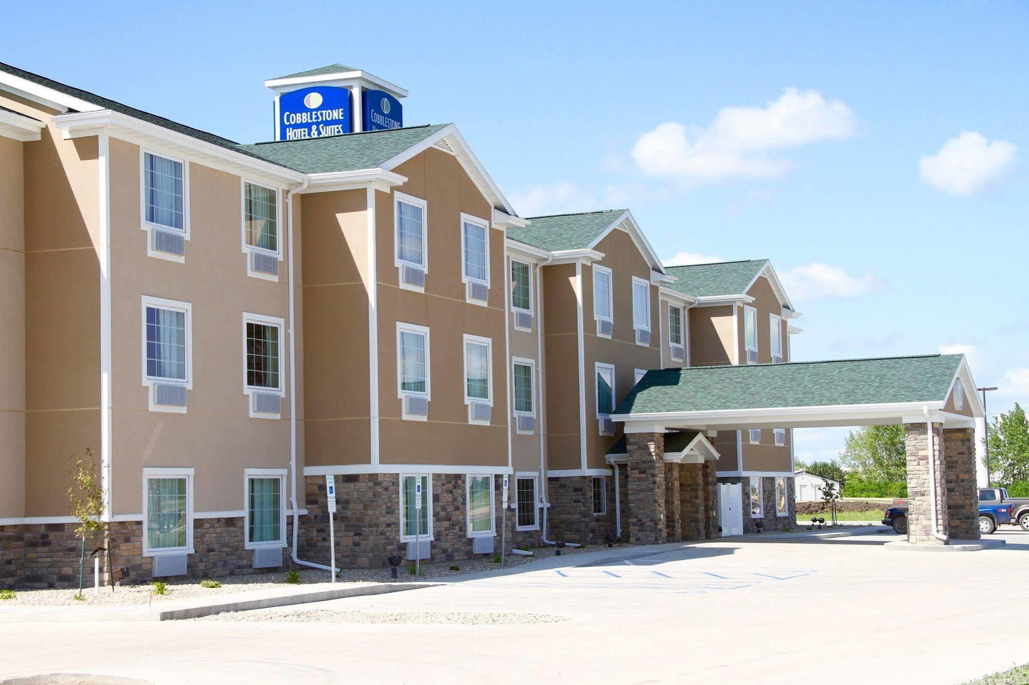 Cobblestone Hotel & Suites - Devils Lake Exterior foto